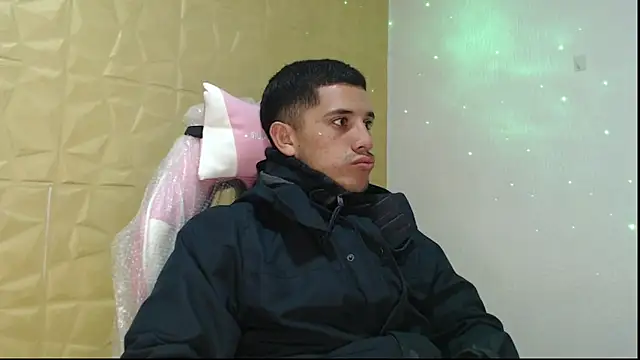 Snapshot of Cristianandres34 chatting on October 15, 2025, 11:35 pm Cristianandres34 online show from October 15, 2025, 11:35 pm