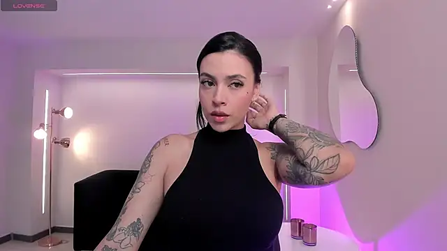 ChristineFord  online show from November 9, 2025, 5:39 pm