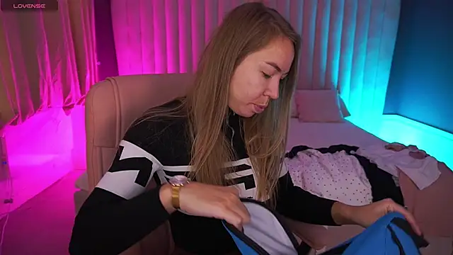 VixenMuse online show from October 28, 2025, 6:45 am