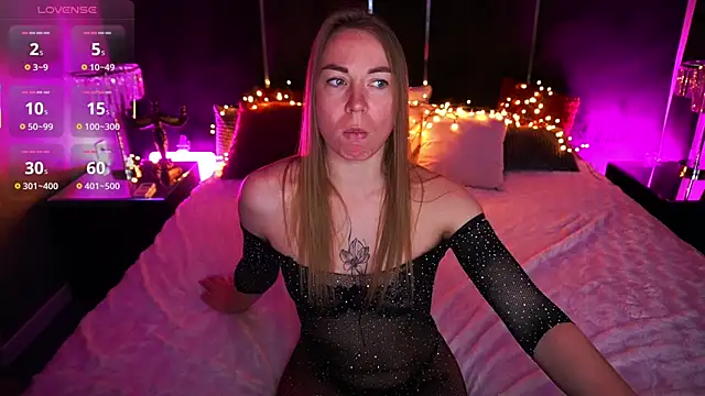 VixenMuse online show from April 6, 2026, 8:32 pm