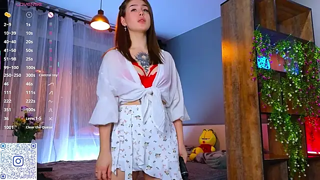 TinyMollys online show from November 16, 2025, 4:23 pm