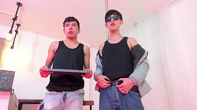 hoot booys  online show from October 17, 2025, 7:26 pm