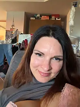 kinkysarahx online show from April 18, 2026, 4:09 pm