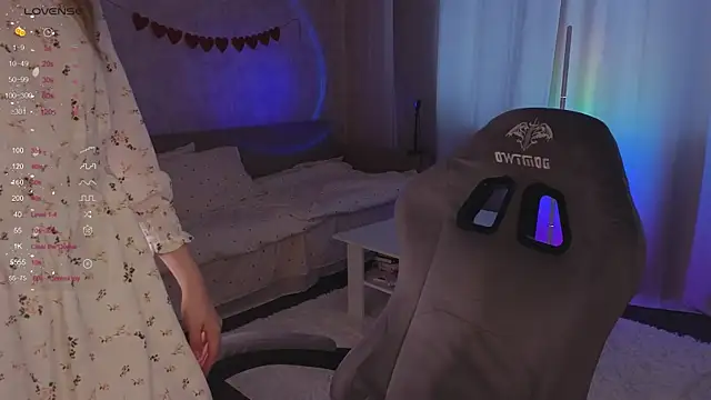 EvelynSin online show from November 19, 2025, 6:35 am