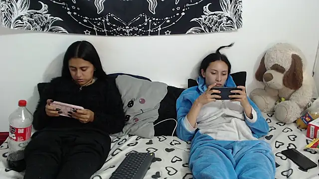Snapshot of emily_n_abby chatting on May 21, 2026, 1:47 am emily n abby online show from May 21, 2026, 1:47 am