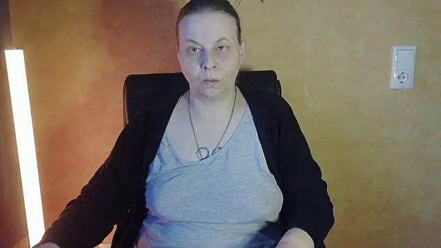 Diamond Bite online show from November 17, 2025, 8:51 am