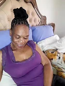 Hotcougar online show from December 5, 2025, 11:42 am