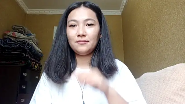 Snapshot of LinneaHyles chatting on October 28, 2025, 5:08 am LinneaHyles online show from October 28, 2025, 5:08 am