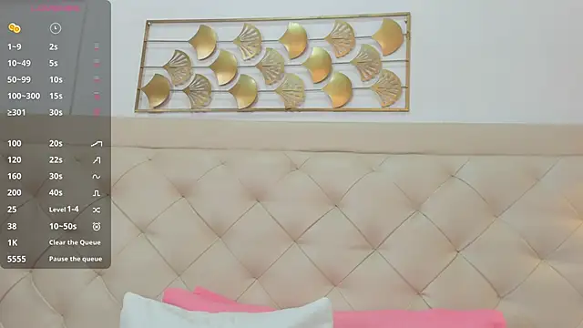 lucia lorenz online show from February 9, 2026, 11:19 am