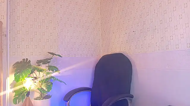 Snapshot of Miia_aurora chatting on December 19, 2025, 11:34 am Miia aurora online show from December 19, 2025, 11:34 am