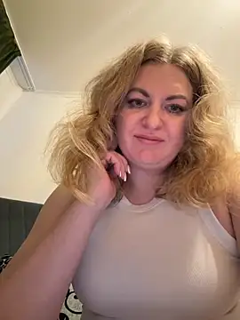 Amelia-Diamond online show from November 17, 2025, 6:39 am