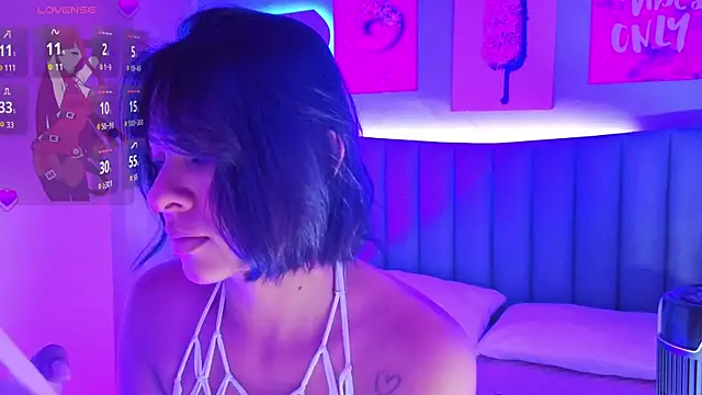 Aria Russo online show from April 4, 2026, 1:39 pm