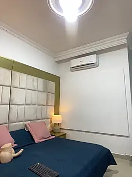 Snapshot of IsabellaDarrell_ts chatting on February 11, 2026, 11:32 am IsabellaDarrell ts online show from February 11, 2026, 11:32 am