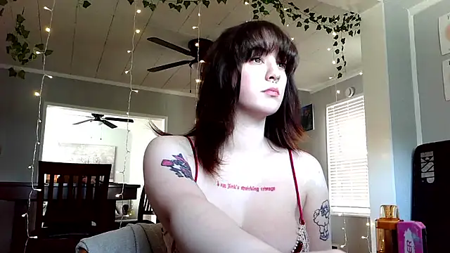 Trickylucy555 online show from April 7, 2026, 6:43 pm