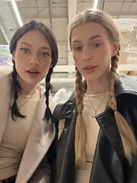 kira mia online show from December 22, 2025, 4:07 pm