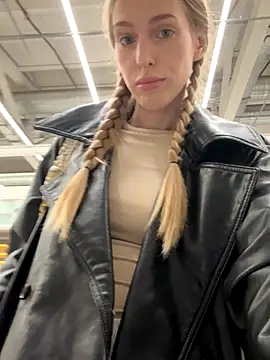 kira mia online show from December 16, 2025, 3:38 pm