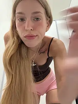 kira mia online show from April 9, 2026, 4:35 pm