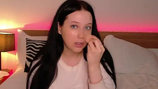 Felicia Herceg online show from November 8, 2025, 11:19 pm