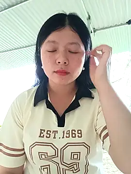 lisa-bae00 online show from April 11, 2026, 3:25 am