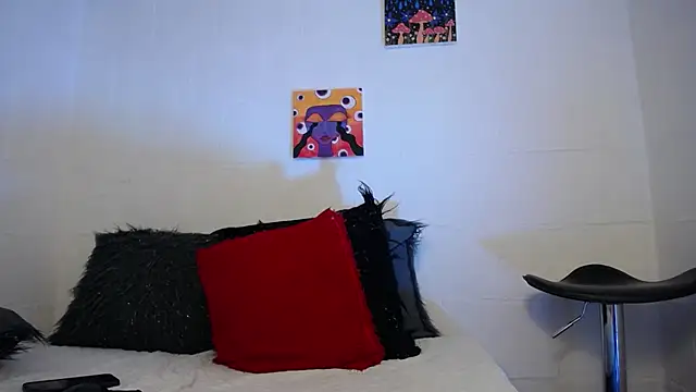 Snapshot of _IR1S_ chatting on December 5, 2025, 12:10 am IR1S online show from December 5, 2025, 12:10 am