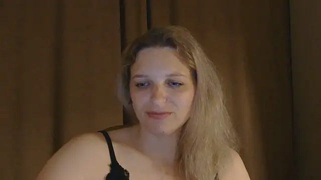 Snapshot of ElisSky301 chatting on June 6, 2026, 8:25 pm ElisSky301 online show from June 6, 2026, 8:25 pm