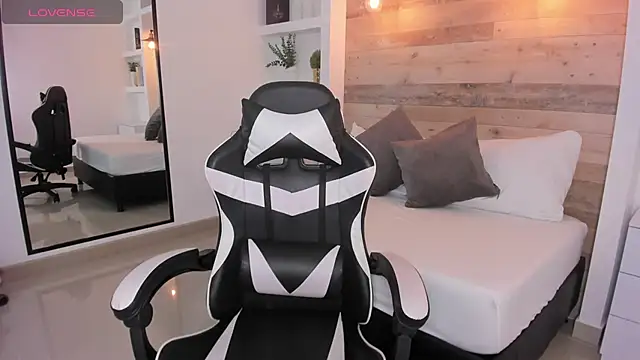 Snapshot of mia_collins96 chatting on February 13, 2026, 2:22 am mia collins96 online show from February 13, 2026, 2:22 am