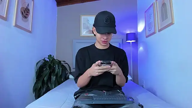 ApoloRicci online show from October 27, 2025, 7:15 pm