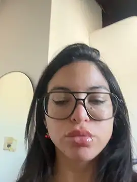 lucialuna online show from March 9, 2026, 6:11 pm