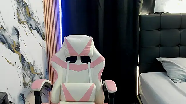 Scarlet DLuce online show from November 14, 2025, 9:46 am