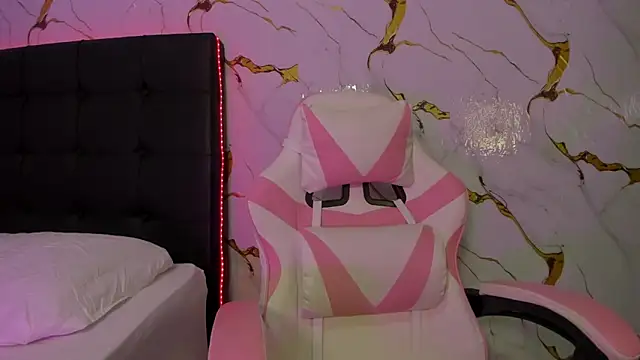 Scarlet DLuce online show from April 13, 2026, 9:02 am