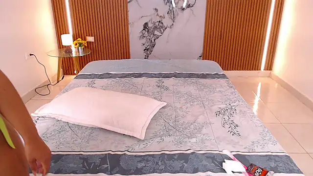 rosselyn  online show from March 20, 2026, 12:39 pm