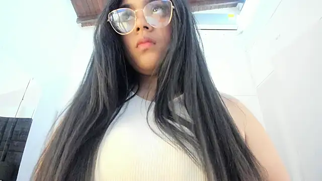 EmmadaSilva online show from March 19, 2026, 4:29 pm