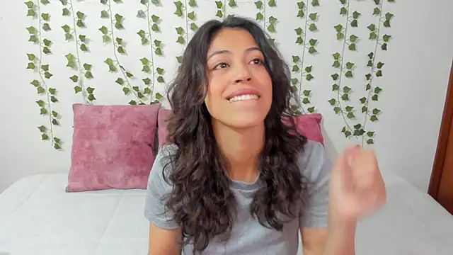 emily jonessxx online show from February 11, 2026, 4:51 pm