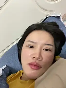 yoyou666 online show from November 21, 2025, 4:06 pm