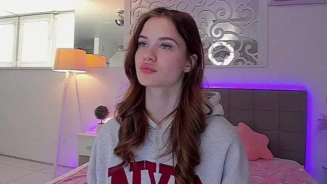 LuisaClover online show from April 14, 2026, 6:07 am