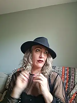 Snapshot of Raven_Fantastic chatting on October 22, 2025, 2:27 pm Raven Fantastic online show from October 22, 2025, 2:27 pm