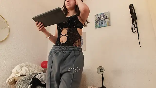 CarolineAikos online show from February 6, 2026, 1:40 pm