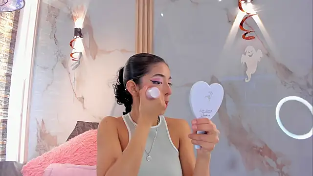 Victoria Dubois  online show from November 1, 2025, 12:21 pm