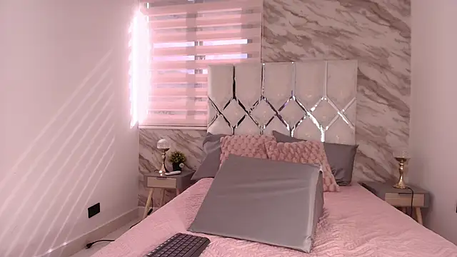 ellisrossi online show from November 26, 2025, 7:14 pm