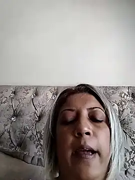 Snapshot of IndianLara chatting on April 2, 2026, 11:39 am IndianLara online show from April 2, 2026, 11:39 am