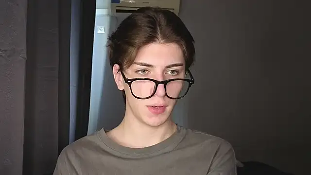 Snapshot of Oliver_star_boy_ chatting on October 26, 2025, 8:37 am Oliver star boy  online show from October 26, 2025, 8:37 am