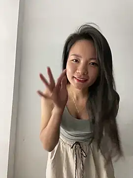 Snapshot of Bee_Yellow00 chatting on October 28, 2025, 5:01 pm Bee Yellow00 online show from October 28, 2025, 5:01 pm