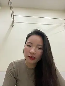 Snapshot of Bee_Yellow00 chatting on November 11, 2025, 4:29 am Bee Yellow00 online show from November 11, 2025, 4:29 am