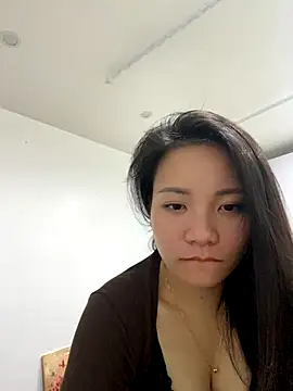 Snapshot of Bee_Yellow00 chatting on November 21, 2025, 5:56 pm Bee Yellow00 online show from November 21, 2025, 5:56 pm