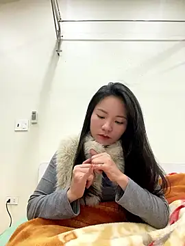 Snapshot of Bee_Yellow00 chatting on January 8, 2026, 5:02 am Bee Yellow00 online show from January 8, 2026, 5:02 am