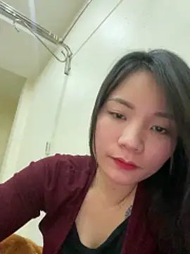 Snapshot of Bee_Yellow00 chatting on February 2, 2026, 5:17 am Bee Yellow00 online show from February 2, 2026, 5:17 am