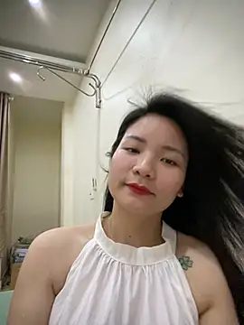 Snapshot of Bee_Yellow00 chatting on March 2, 2026, 5:19 am Bee Yellow00 online show from March 2, 2026, 5:19 am