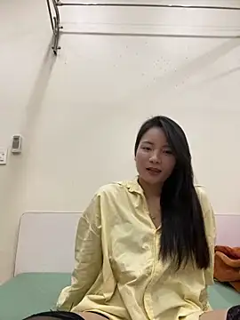 Snapshot of Bee_Yellow00 chatting on December 3, 2025, 4:35 am Bee Yellow00 online show from December 3, 2025, 4:35 am