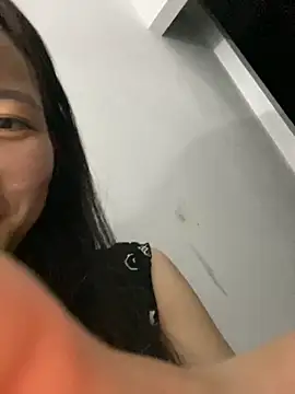 Snapshot of Bee_Yellow00 chatting on October 29, 2025, 5:23 pm Bee Yellow00 online show from October 29, 2025, 5:23 pm