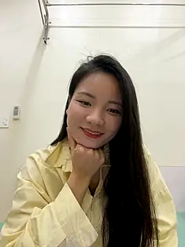 Snapshot of Bee_Yellow00 chatting on December 4, 2025, 4:33 am Bee Yellow00 online show from December 4, 2025, 4:33 am